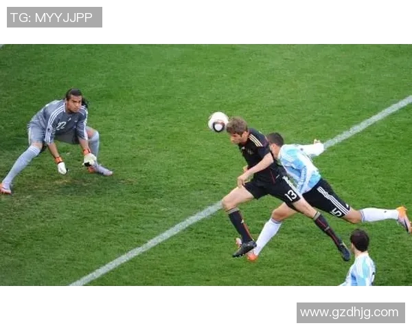 足球明星穆勒在比赛中精彩头球瞬间的精彩图片分享